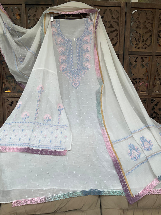 Ensemble de costume Chikankari en mulmul ivoire avec broderies de perles et de cutdanas (Ensemble de 3) (Semi-cousu)