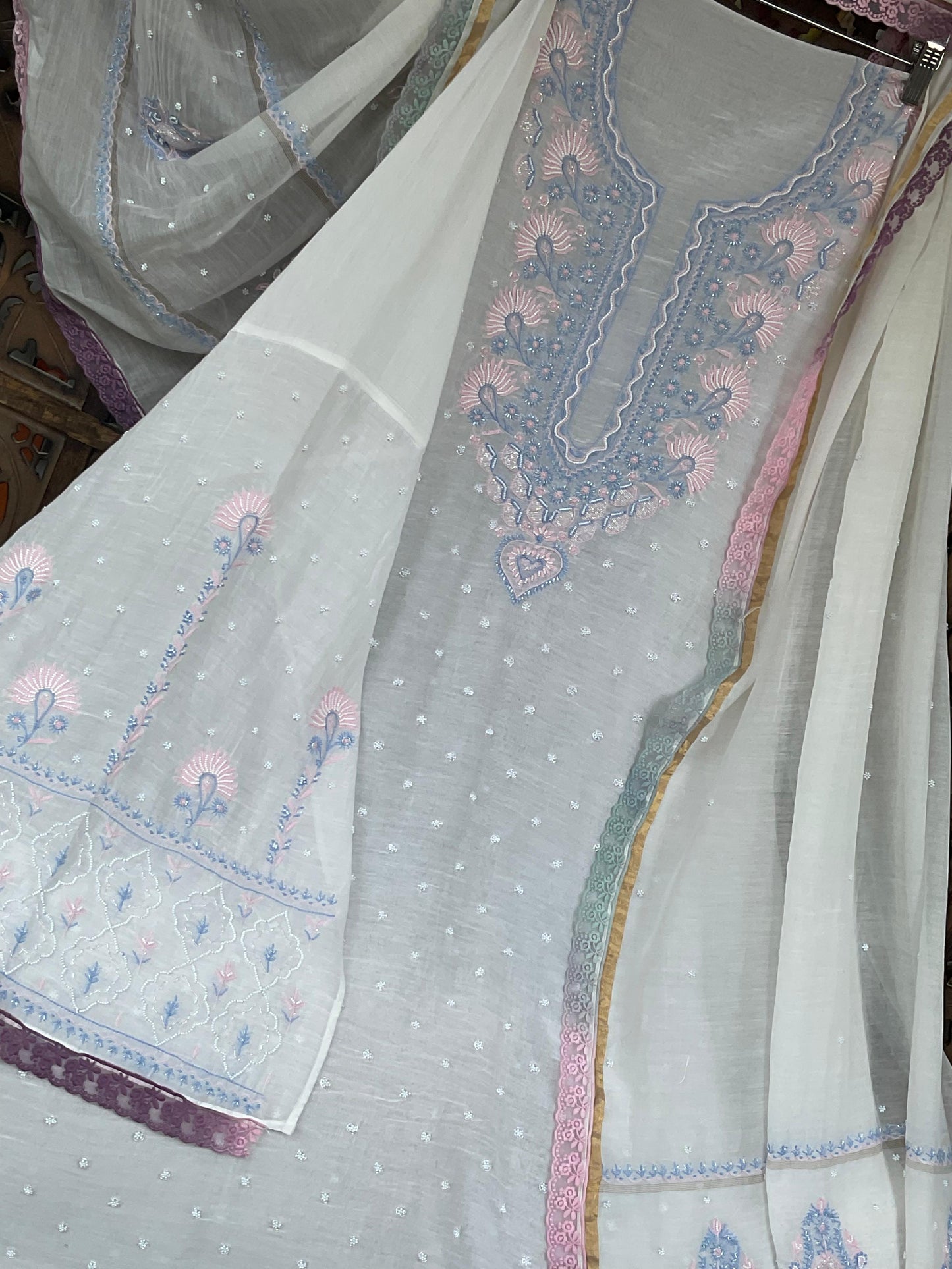 Ensemble de costume Chikankari en mulmul ivoire avec broderies de perles et de cutdanas (Ensemble de 3) (Semi-cousu)