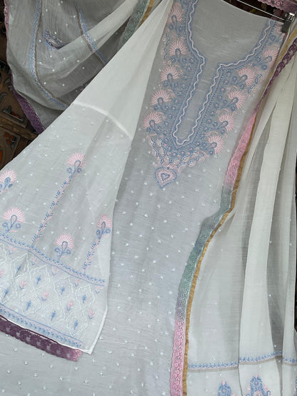 Ensemble de costume Chikankari en mulmul ivoire avec broderies de perles et de cutdanas (Ensemble de 3) (Semi-cousu)