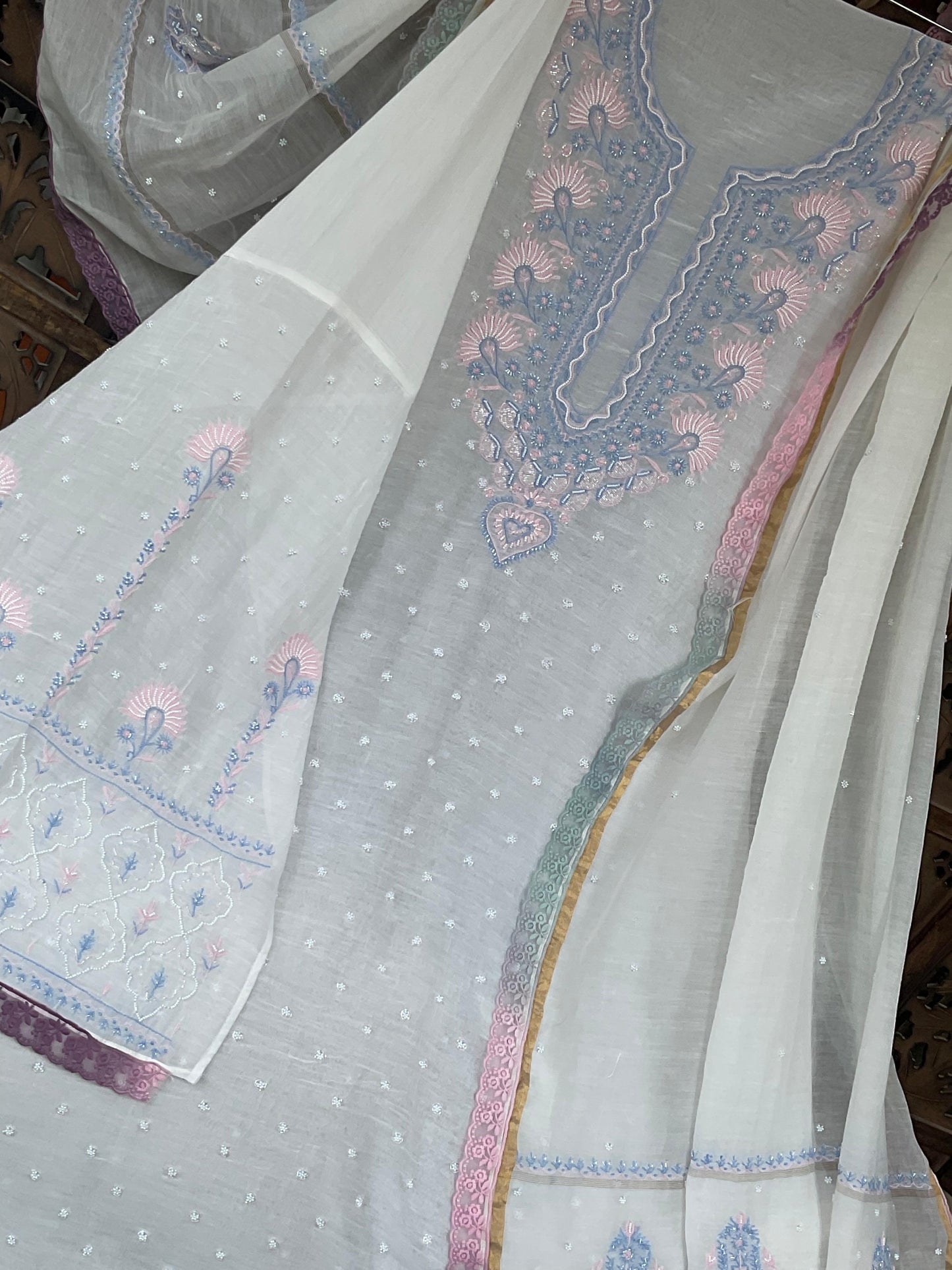 Ensemble de costume Chikankari en mulmul ivoire avec broderies de perles et de cutdanas (Ensemble de 3) (Semi-cousu)