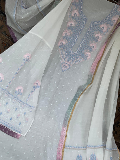 Ensemble de costume Chikankari en mulmul ivoire avec broderies de perles et de cutdanas (Ensemble de 3) (Semi-cousu)