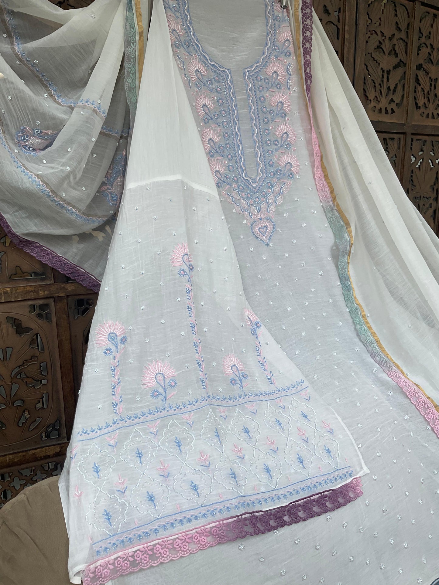 Ensemble de costume Chikankari en mulmul ivoire avec broderies de perles et de cutdanas (Ensemble de 3) (Semi-cousu)