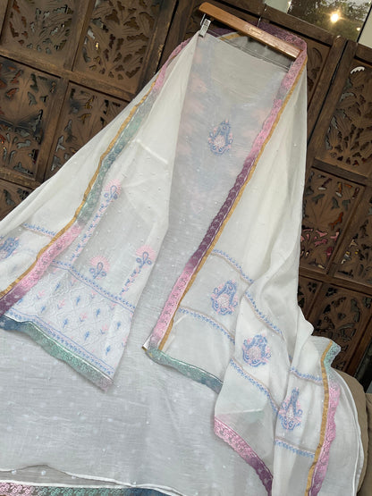 Ensemble de costume Chikankari en mulmul ivoire avec broderies de perles et de cutdanas (Ensemble de 3) (Semi-cousu)
