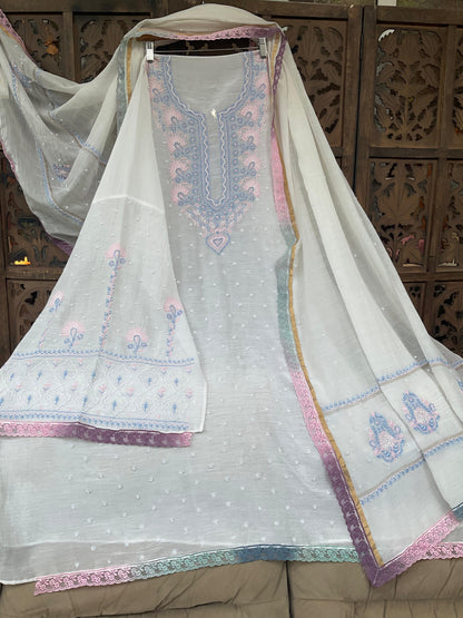 Ensemble de costume Chikankari en mulmul ivoire avec broderies de perles et de cutdanas (Ensemble de 3) (Semi-cousu)