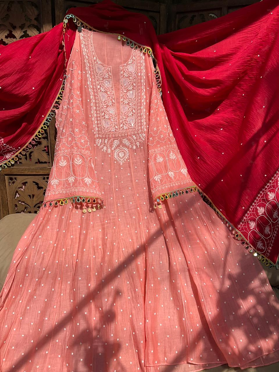 Ensemble Anarkali pur Mulmul avec broderies Chikankari et perles-cutdana, et dupatta en dentelle miroir (ensemble de 3) (non cousu)
