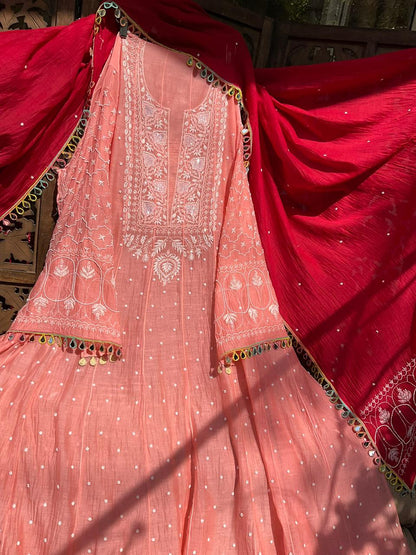 Ensemble Anarkali pur Mulmul avec broderies Chikankari et perles-cutdana, et dupatta en dentelle miroir (ensemble de 3) (non cousu)