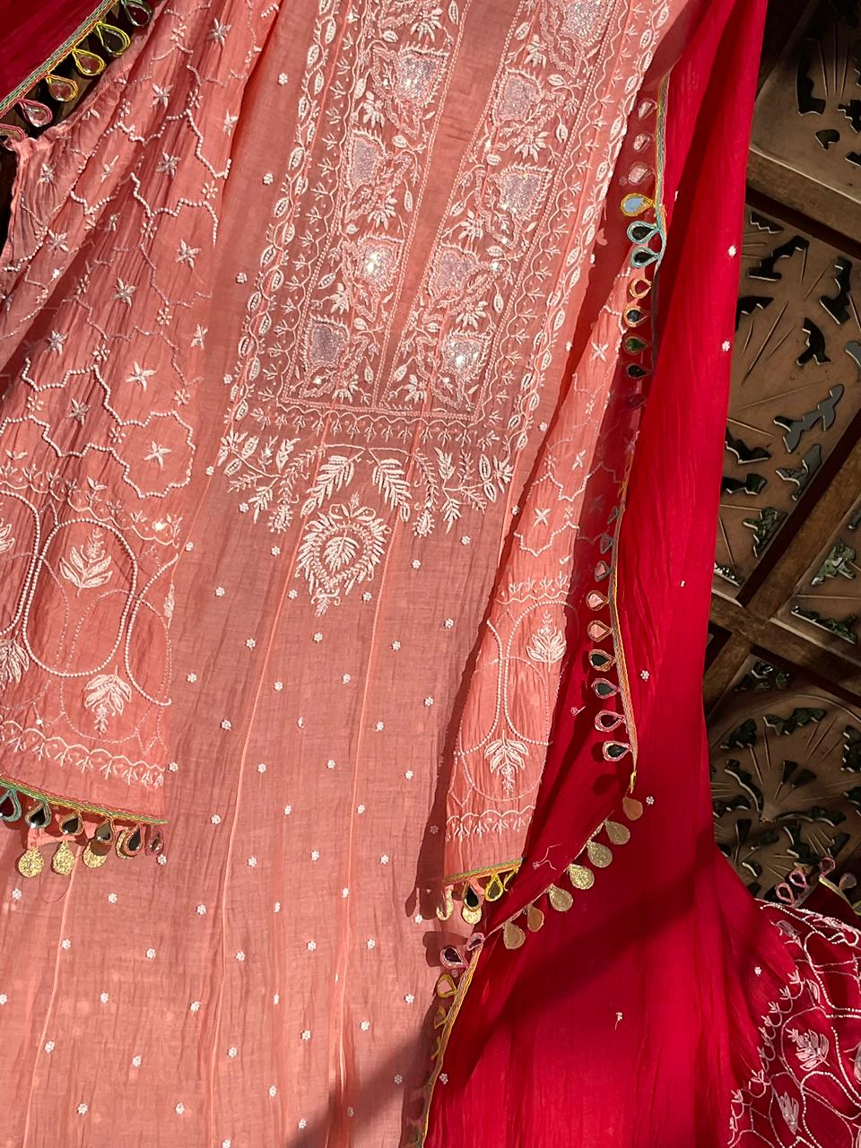 Ensemble Anarkali pur Mulmul avec broderies Chikankari et perles-cutdana, et dupatta en dentelle miroir (ensemble de 3) (non cousu)