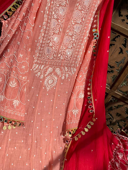 Ensemble Anarkali pur Mulmul avec broderies Chikankari et perles-cutdana, et dupatta en dentelle miroir (ensemble de 3) (non cousu)