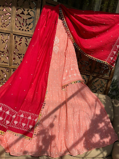 Ensemble Anarkali pur Mulmul avec broderies Chikankari et perles-cutdana, et dupatta en dentelle miroir (ensemble de 3) (non cousu)