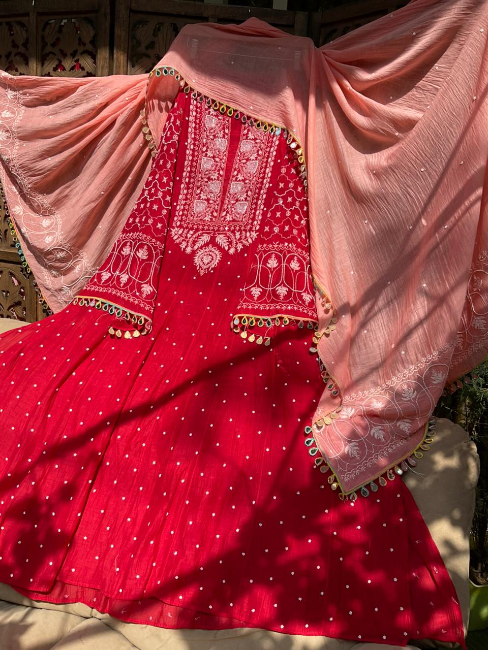 Ensemble Anarkali pur Mulmul avec broderies Chikankari et perles-cutdana, et dupatta en dentelle miroir (ensemble de 3) (non cousu)