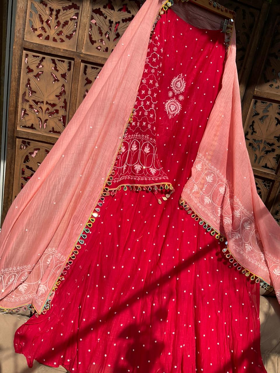 Ensemble Anarkali pur Mulmul avec broderies Chikankari et perles-cutdana, et dupatta en dentelle miroir (ensemble de 3) (non cousu)