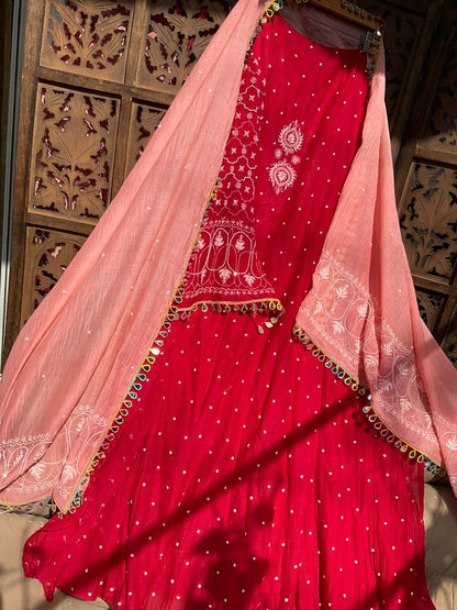 Ensemble Anarkali pur Mulmul avec broderies Chikankari et perles-cutdana, et dupatta en dentelle miroir (ensemble de 3) (non cousu)