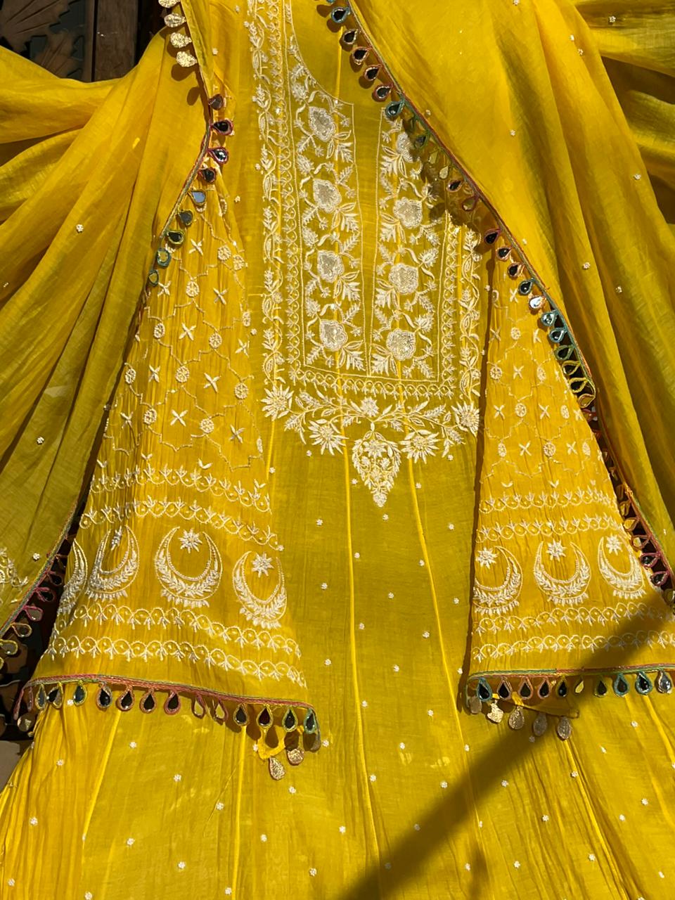 Ensemble Anarkali pur Mulmul avec broderies Chikankari et perles-cutdana, et dupatta en dentelle miroir (ensemble de 3) (non cousu)