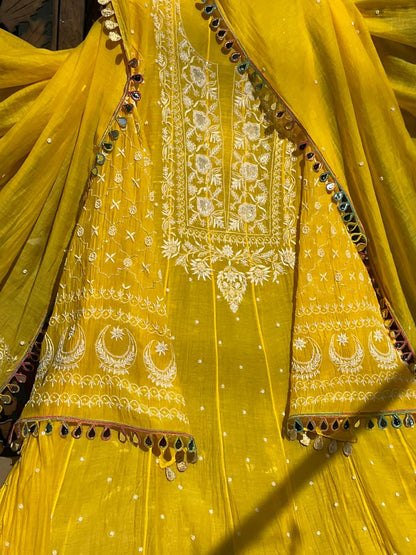 Ensemble Anarkali pur Mulmul avec broderies Chikankari et perles-cutdana, et dupatta en dentelle miroir (ensemble de 3) (non cousu)