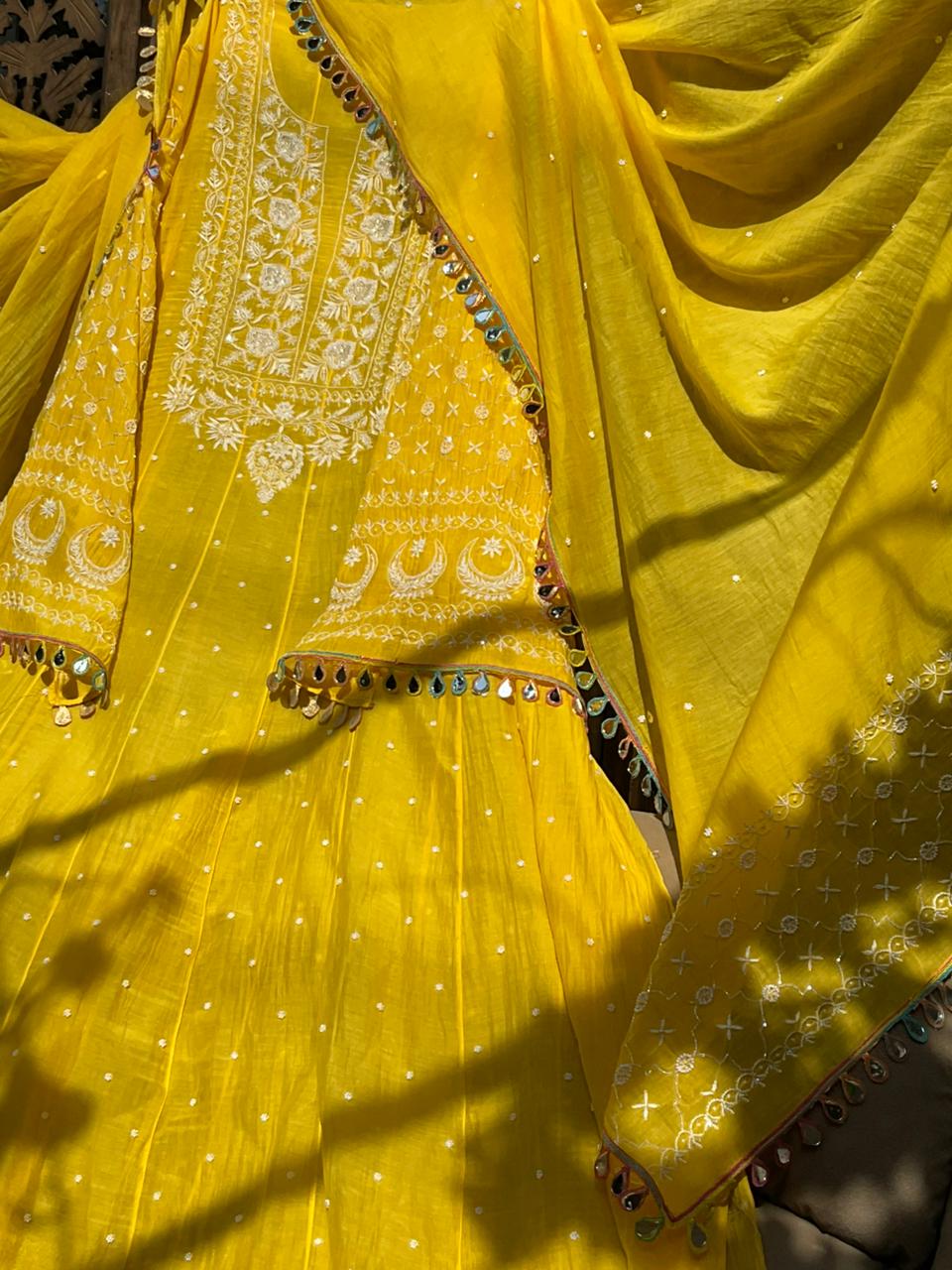 Ensemble Anarkali pur Mulmul avec broderies Chikankari et perles-cutdana, et dupatta en dentelle miroir (ensemble de 3) (non cousu)