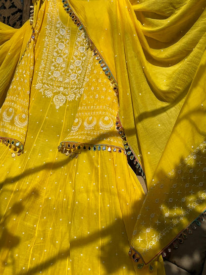 Ensemble Anarkali pur Mulmul avec broderies Chikankari et perles-cutdana, et dupatta en dentelle miroir (ensemble de 3) (non cousu)
