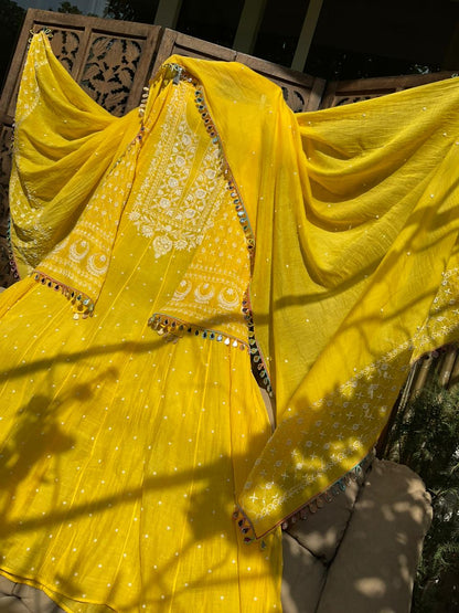 Ensemble Anarkali pur Mulmul avec broderies Chikankari et perles-cutdana, et dupatta en dentelle miroir (ensemble de 3) (non cousu)