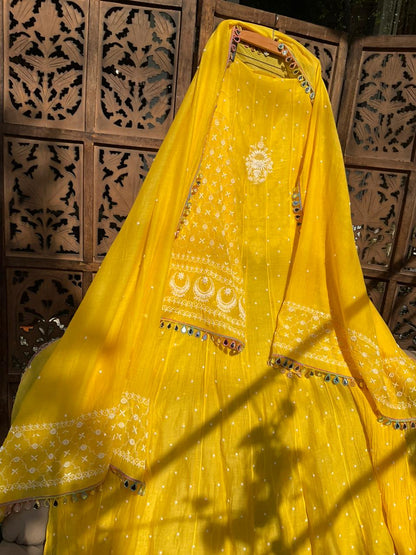 Ensemble Anarkali pur Mulmul avec broderies Chikankari et perles-cutdana, et dupatta en dentelle miroir (ensemble de 3) (non cousu)