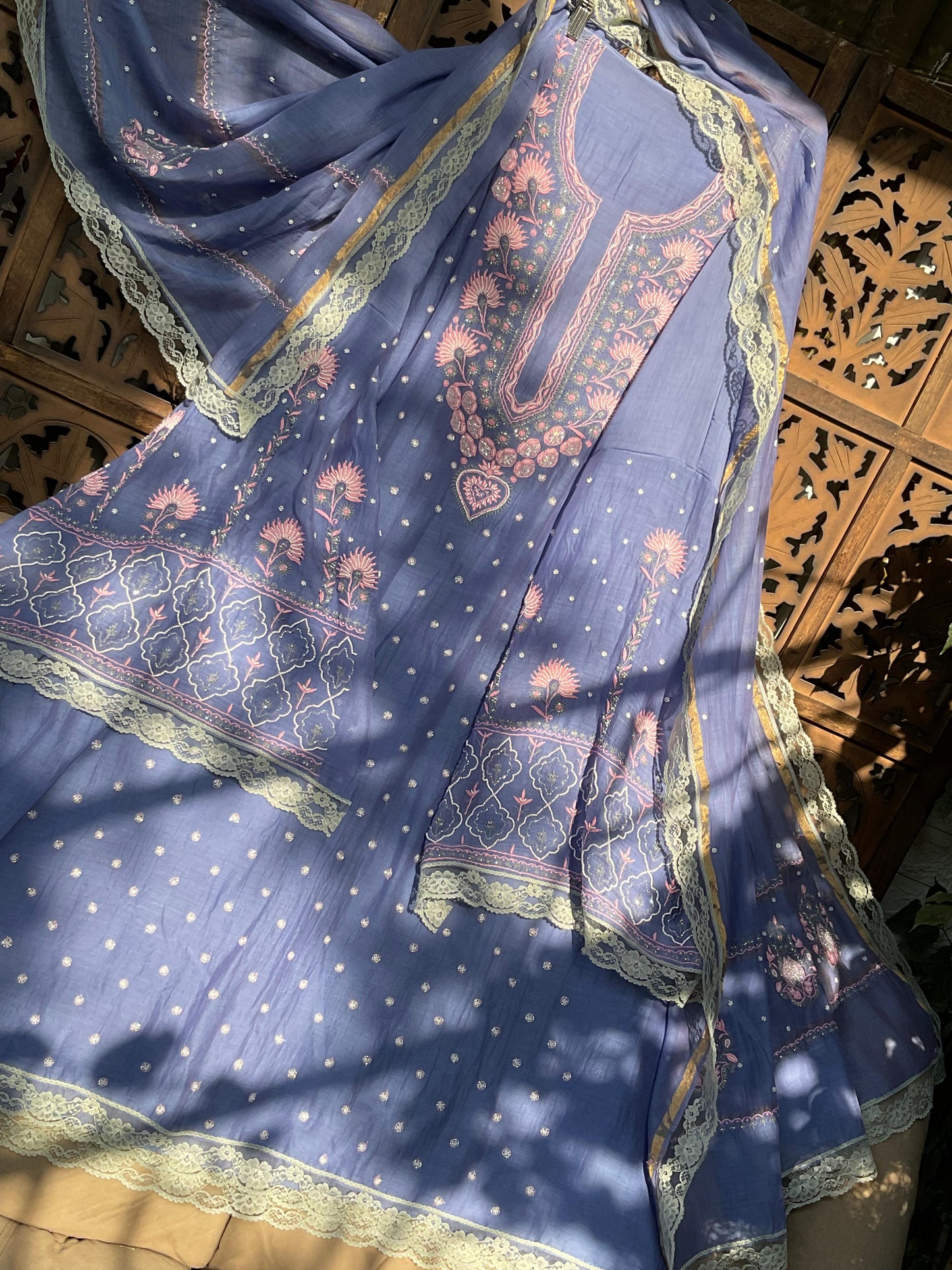 Ensemble Kurta en Mulmul avec Broderie Chikankari Multicolore & Ornements Perles Cutdana avec Dupatta Fait Main (Ensemble de 3) (Cousu)