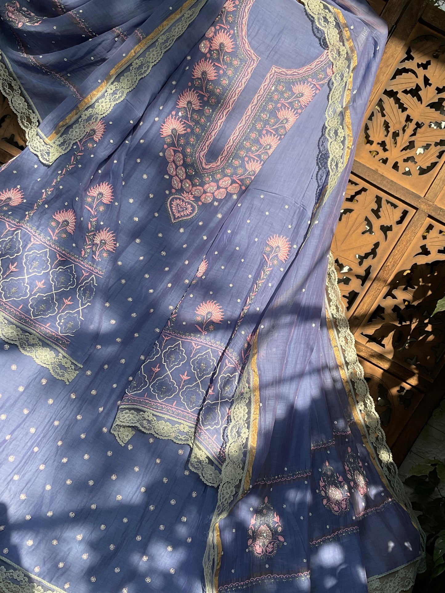 Ensemble Kurta en Mulmul avec Broderie Chikankari Multicolore & Ornements Perles Cutdana avec Dupatta Fait Main (Ensemble de 3) (Cousu)