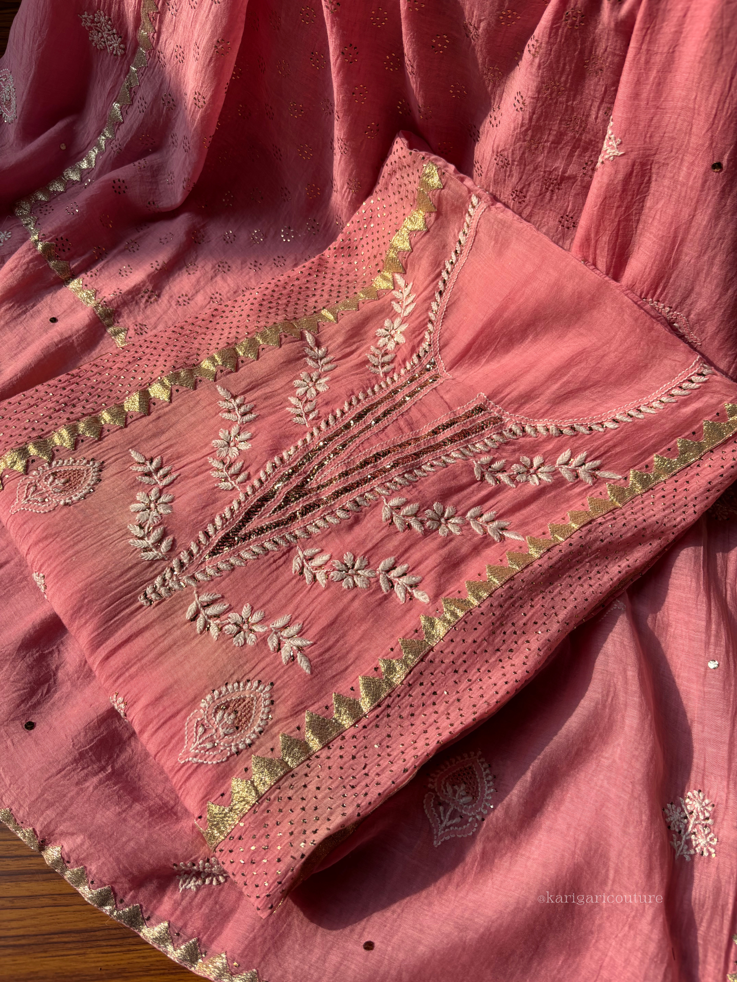 Ensemble Kurta Corail en Mulmul avec Travail Mukesh, Chikankari et Dupatta Lourdement Brodé